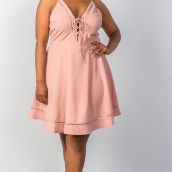 Stunning lace tie up PLUS size dress - Picture 6 of 7